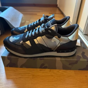 Valentino Rockrunner - Hej!  Säljer mina Valentino sneakers som jag köpte förra året, måste rensa min samling lite och därför dax för och sälja. Väldigt fint skick endast liten skada som syns på sista bilden. Allt på bilden medföljer även kvitto finns!