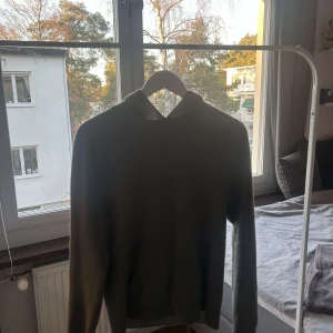 Grå hoodie - Säljer en stilren grå hoodie med  en klassisk huva. Perfekt för en avslappnad look. Den har en bekväm passform och är gjord i 100% kashmir. Märket är Lisa-yang och nypris ligger runt 5000kr. Priset är absolut inte hugget i sten och tveka inte att höra av er om ni har frågor🙌💸