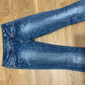 Blå jeans från Miss Me. - Jätte fina miss me bootcut bra kondition använd två gånger 