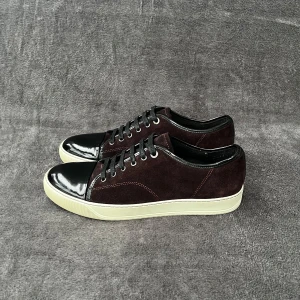 Lanvin Cap Toe DBB1 | 43 - Storlek: EU 43 - UK 9 (Lanvin passar upp till en storlek större) Skick: Mycket bra Färg: Mörkröd/mörkbrun Tillbehör: Inga (endast skor)