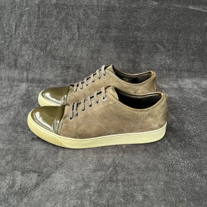 Lanvin Cap Toe DBB1 | 42 - Storlek: EU 42 - UK 8 (Lanvin passar upp till en storlek större) Skick: Fint skick Färg: Grå Tillbehör: Inga (endast skor)