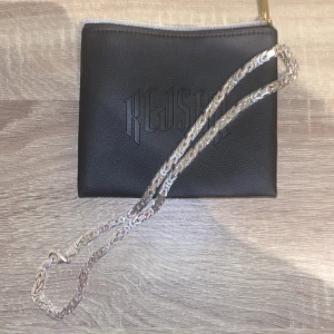 Kejsarlänk - Kejsar halsband/länk i längd 55cm och bred 6mm. 100% rent silver 925 beställt från Kejsar.se i Oktober 2024. Betalade 3149 kr för den och säljer den eftersom att det är för tjock för min smak. 