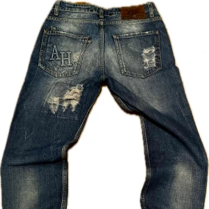 Adrian hammond jeans - Unika adrian hammond jeans med slitningar på! Väldigt snygga till mycket och sticker ut mycket, cond är bra: 8/10. Hör av er vid fler frågor eller bilder!