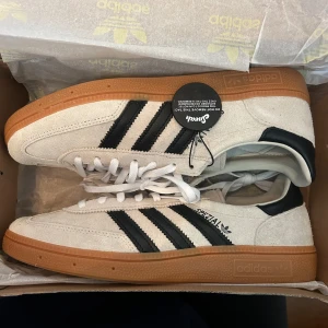 Adidas Handball Spezial sneakers - Skit snygga adidas skor! Beställda från sneak, nypris 1200. Helt nya!!🥰🥰 Säljer då dom är för små för mig.