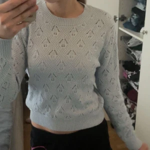 Stickad tröja - Jätte söt stickad tröja! Lite tajtare modell med fint mönster! Använd få gånger. (Jag har ett vitt linne under på bilderna)