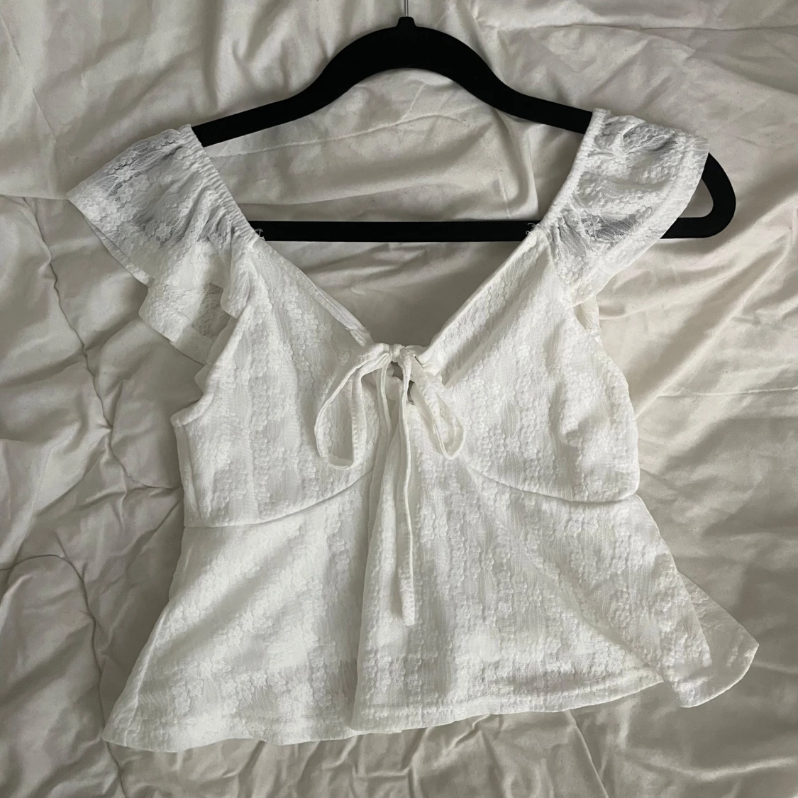 Vit blus med knytning - 1