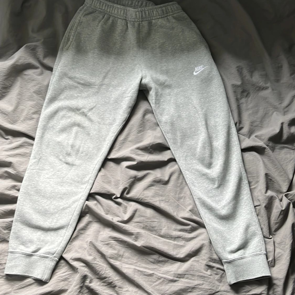 Grå mjukisbyxor från Nike