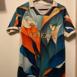 Fotbollströja Venezia special - Riktig fet Venezia limited edition. 22/23. Tröja som ej går att få tag på längre, passar på plan o sommardag med bärs på avenyn.