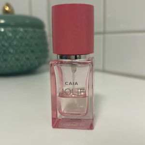 Parfym CAIA Jolie - Supergod unlimited edition parfym från Caias påskägg. Som bilderna visar är ca 40% av parfymen kvar. Har alltid förvarats i skåp och därmed inte fått solljus på sig. 