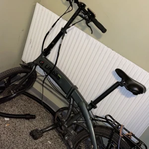 Bra skick  - Inget fel kmr med laddare elen går till 25 sen får man trampa själv finns ingen max gräns 