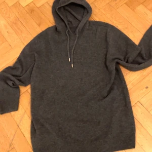 Mörkgrå merinoull hoodie - Säljer denna feta mörkgråa hoodie nu merinoull. Fick i present utan returrätt men den var för stor så jag säljer vidare den. Lite stor i storleken så passar L bättre än M. Hör av er om ni undrar nåt elr vill ha fler bilder så löser vi, priset e it hugget i sten vid snabb affär💯🙌