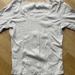 Vit långärmad topp från Brandy Melville - Supersöt ljuslila långärmad topp från Brandy Melville med spets. Storleken är onesize men skulle säga att den kan passar s-xs, och är också lite kort på mig (jag är 173). Kontakta mig för mer info! 🪻