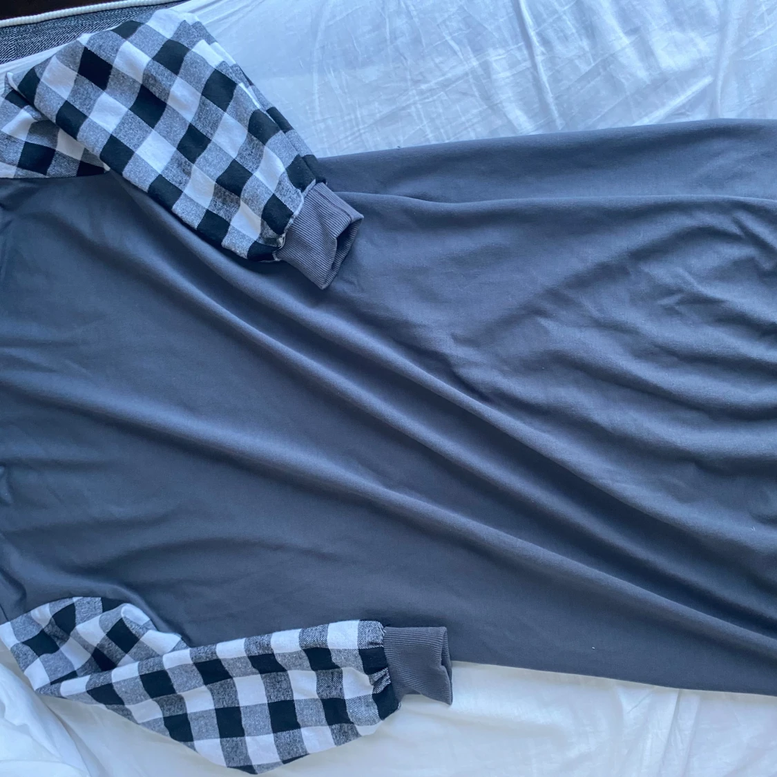 Grå Bob's Burgers tröja med rutiga ärmar - 2