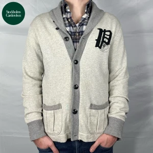 Cardigan Polo Ralph Lauren - Cardigan från Polo Ralph Lauren | Storlek: L - Skicket på denna cardigan är väldigt bra förutom en defekt på bild 2 - Vårat pris: 649kr - Nypris: 2,299kr - Modellen är 187cm och väger 85kg. 