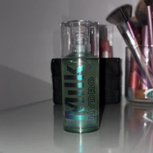 Hydro Grip Primer från Milk Makeup - Säljer en Hydro Grip Primer från Milk Makeup. Aldrig använd med kastad kartong, ny går den på runt 550kr på 45ml 