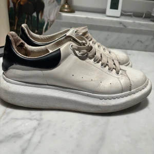 Alexander mcqueen skor - Snygga Alexander McQueen oversized sneaker i storlek 45. Skorna är i använt skick men har fortfarande mycket kvar att ge. Nypris ligger runt 4000-5000kr. Obs skorna kommer utan orginalsulan. Äkta såklart! Hör av er vid frågor!