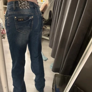Vintage love y2k straightleg jeans - Storlek 25, använd endast 2 gånger 
