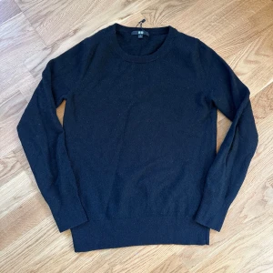 Kashmirtröja - Säljer en stickad kashmirtröja från Uniqlo i storlek S och den är relativt liten i storleken. Nypris 1299kr. Använd men i gott skick. 