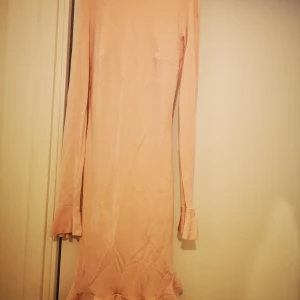 Klänning med volanger - Anväbd ett fåtal gånger, fint skick utöver en fläck som syns på bild 2.