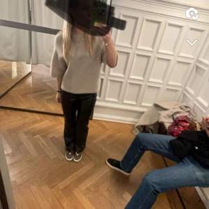 Skinnbyxor  - Nu säljer ja mina as snygga skinnbyxor som inte kommer till användning längre. De är sjukt snygga och lågmidjade lite medelmidjade. Köpte för 450 och är som nya, används tre gånger. Sitter så fint på mig som är s och xs💕💕💕🍒🍒✨