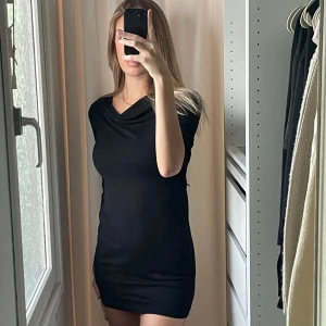 Svart stickad tunika tröja klänning - Fin tunnare stickad tröja/ tunika / klänning som inte har använts. Lite extra tyg runt halsen