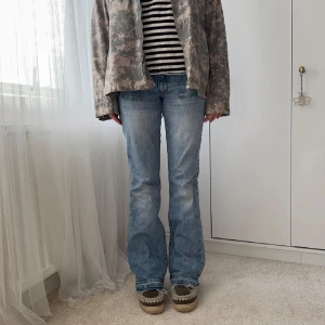 Lågmidjade jeans! - As snygga Lågmidjade bootcut jeans med snygga detaljer på bakfickorna storlek uk 12. 40cm över midjan och 83cm i innersöm. Köpte på plick men Säljer tyvätt dem då de var förstora för mig. ‼️Bilderna är lånade av tjejen jag köpte de av, har egna bilder 