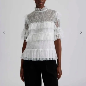 By malina blus  - Säljer min så fina vita by malina blus 🫶🏻såå fin passar perfekt till middag, fest osv. Nypris är 1800kr men säljer min för 1000kr. Som ny!