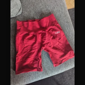 Shorts med scrunch - Röda shorts med scrunch från ICIW. Storlej XL men passar L oxå. Tyvärr för stora på mig.
