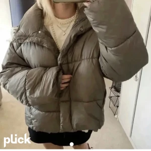 Vinterjacka  - Säljer denna supersnygga vinterjackan från HM då jag köpt en annan! Köpt förra året men är i perfekt skick bara att ena ficka är lite sönder på insidan men inget man ser! Där av priset
