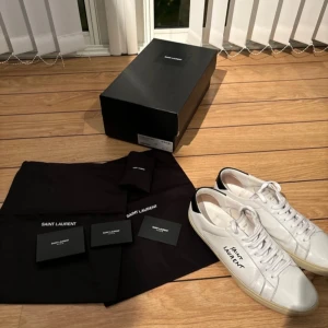Saint Laurent sneakers COURT CLASSIC SL/06 helt halv nya - Säljer mina Saint Laurent för den är inte min stil längre. Skick 9,8/10! Kommer med 2 dustbags och allt og. Skorna är köpte från Farfetch Men har tyvärr ej kvar Farfetch tagsen och saint Laurent tags, men allt og kommer med. Hör av dig Mvh Philip.