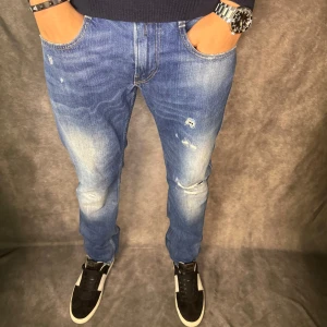 Replay anbass jeans  - // Replay anbass jeans | Storlek W33/L32 | Benlängd: 102cm / Midja: 44cm | Nypris runt 1800kr | Kontakta för fler frågor eller funderingar // Deluxecloset 