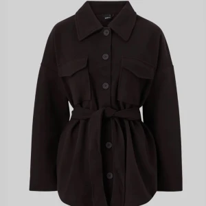 Kappa - Kort kappa med knytning ifrån Gina tricot. Har samma i beige om det skulle vara intressant.  Strl xs, skulle säga den passar både en xs & en s! 