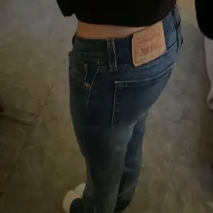 Lågmidjade bootcut jeans från Levis. Dom är insydda så passar xs-s💕