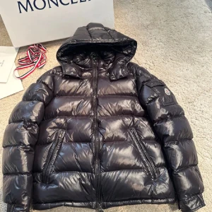 Moncler maya  - Bra skick storlek S använd ett par ggr hör av er vid intresse.