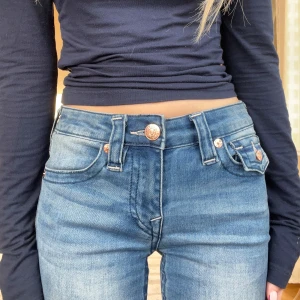 True religion jeans - Jätte snygga true religion jeans i modellen joey mid rise flare jeans!Storleken är W24 och innerbenslängden är ca 73cm. Som referens är jag 155! Jag säljer dessa pågrund av att jag aldrig använder dem och dem är i nyskick. Original pris 1299💕