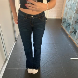 Low waist jeans - Säljer mina super fina low waist jeans från H&M i strl 36, andra bilden är bakfickorna på jeansen. De är i nyskick, endast prövade💕(Nypris 279 kr) 