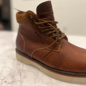 Bruna boots från GANT - Säljer ett par snygga bruna boots från GANT i skinn. Insidan är fodrad med mjuk polyester för extra värme 🥾 helt nya oanvänd. Passar både herr och dam. Storlek 41. 