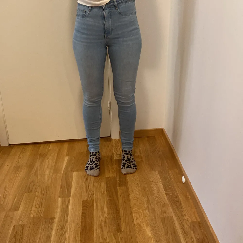 Säljer ett par ljusblå skinny jeans i modellen Molly. De är högmidjade och i nyskick. Perfekta för både vardag och fest! 🦋. Jeans & Byxor.