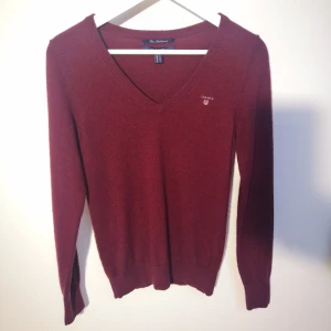 Lammullströja från Gant - Vinröd Fin lammullströja från GANT. Storlek Small. Nypris 1600 kr. Köparen står för fraktkostnaden. 