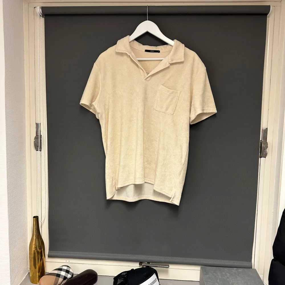 Säljer en skön beige kortärmad tröja från Aveny. Handduksmaterial. Storlek M. Bra skick 👍. T-paidat.