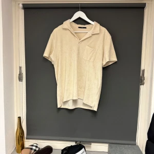 Beige kortärmad tröja från Aveny - Säljer en skön beige kortärmad tröja från Aveny. Handduksmaterial. Storlek M. Bra skick 👍