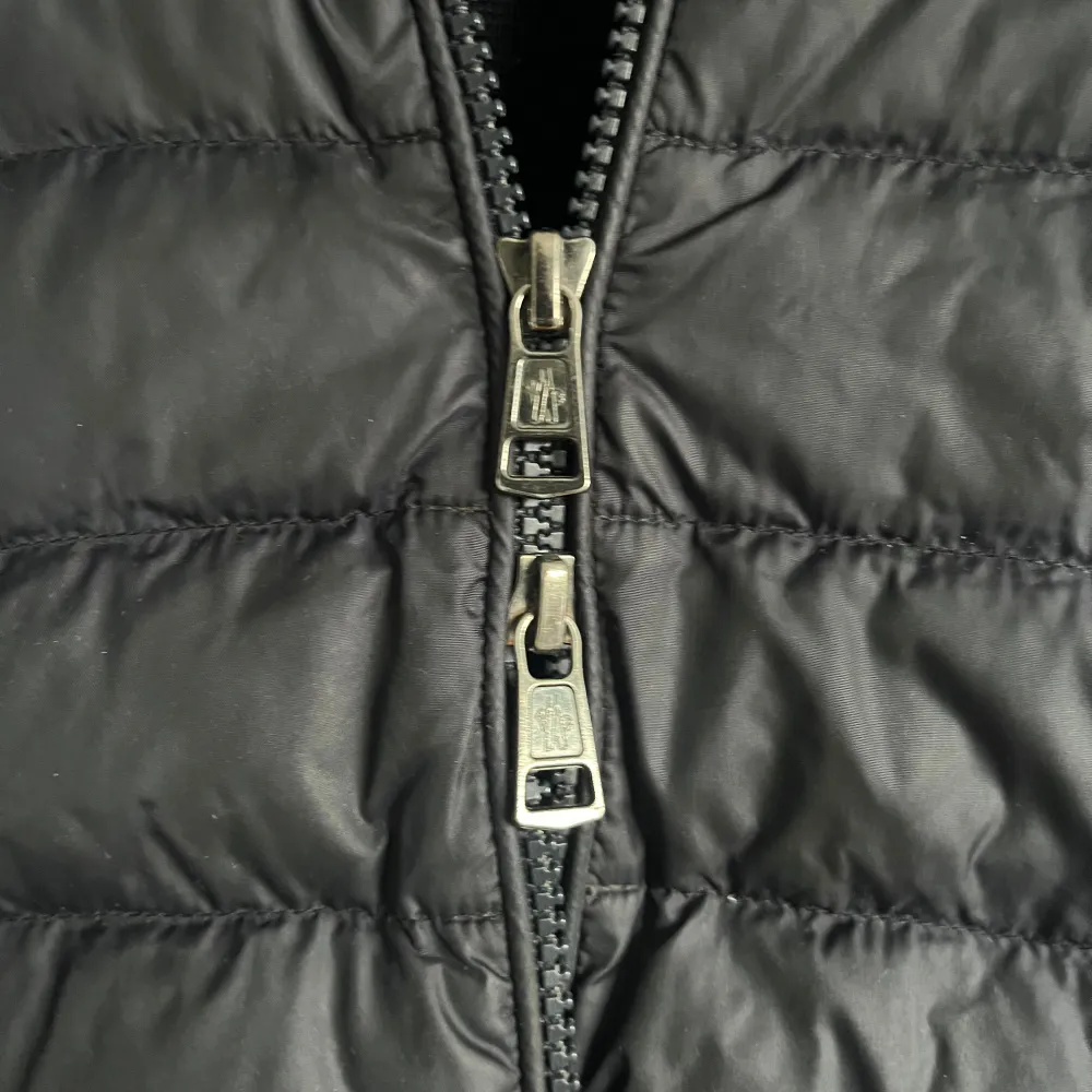 Moncler cardigan väldigt bra skick. Perfekt inför vintern självklart äkta priset är inte fast kom. Kom dm om du har frågor.. Jackor.