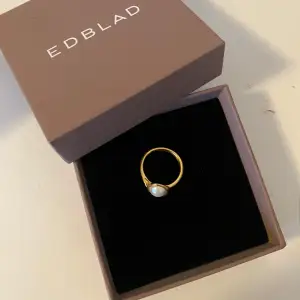 Oanvänd Edblad ring i stl 17,5 mm