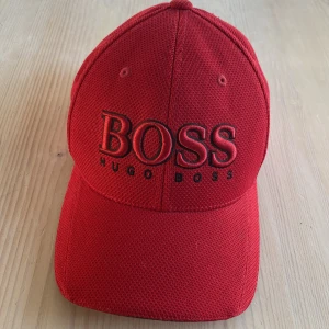 HUGO Boss Keps  - Jag säljer min HUGO Boss Keps. Kepsen är i väldigt bra skick, den är använd fåtal gånger. 
