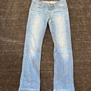 Lågmidjade utsvängda jeans - Köpta på Vinted, tyvärr för stora för mig. Det finns två igenstängda hål där bak men de syns inte så jätte mycket. Superfina🩷midjemåttet: 39 cm Innerbenslängden: 81 cm