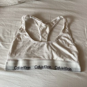 Calvin Klein - En liten fläck som knappt syns (andra bilden) och lite textilfibrer som släppt i ryggen, därav priset 