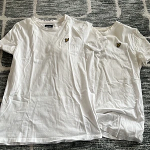 2 Lyle and Scott T-shirts  - 2 vita T-shirtar som båda är använda. De är inte trasiga eller slitna men skulle behöva en tvätt. Storleken är 14/15 år som det står på lappen. Jag skulle uppskatta storleken till att vara xxs.  Du får båda för 149kr.  
