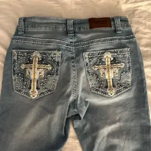 Säljer supersnygga jeans från ett märke som heter Y jeans. De är ljusblå och lågmidjade bootcut jeans med superfina detaljer på fickorna. Säljer dom då de inte kommer till användning. Midjemått: 73 cm, Innerbenslängd: 81 cm. Uppsprättade ner i benen💕