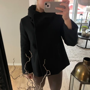 Jättefin kort svart jacka - Jättefin jacka i bra skick. Otroligt liten i storlek (klassiskt zara plagg), jag är en S och den passar mig och hade säkert passat även en XS. 