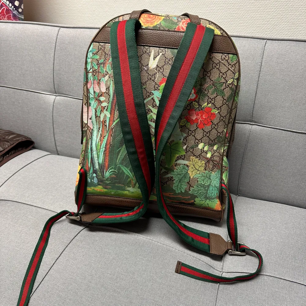 Säljer en superfin Gucci-ryggsäck med blommigt och fågelmönster. Mycket unik och svår att få tag på. Den är i mycket bra skick och väldigt sparsamt använd. Givetvis är den äkta. Dessa går för 12-19k begagnade beroende på skick och min är i riktigt bra skick.. Dustbag medföljer.. Laukut & Käsilaukut.